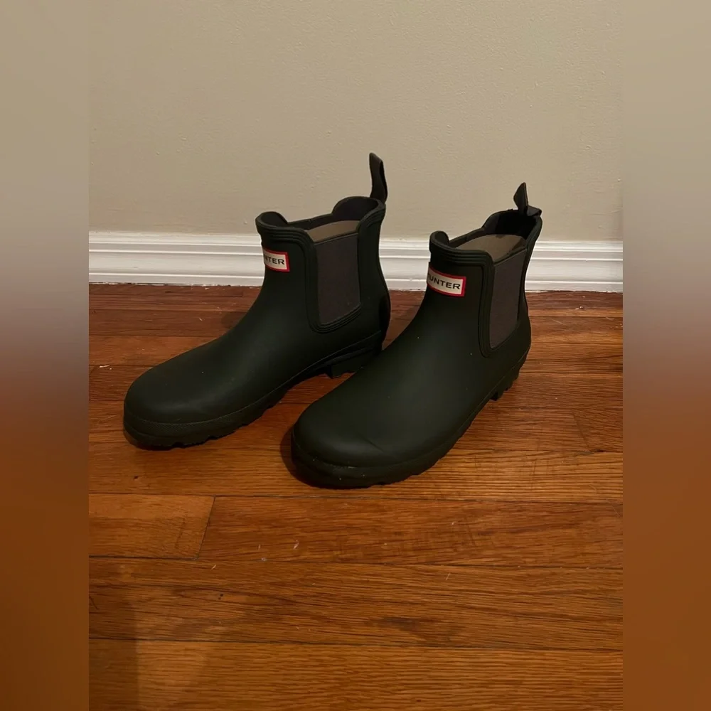 Men’s Original Hunter Chelsea Boots (Size 9) - Dark Olive (Only Worn Once)